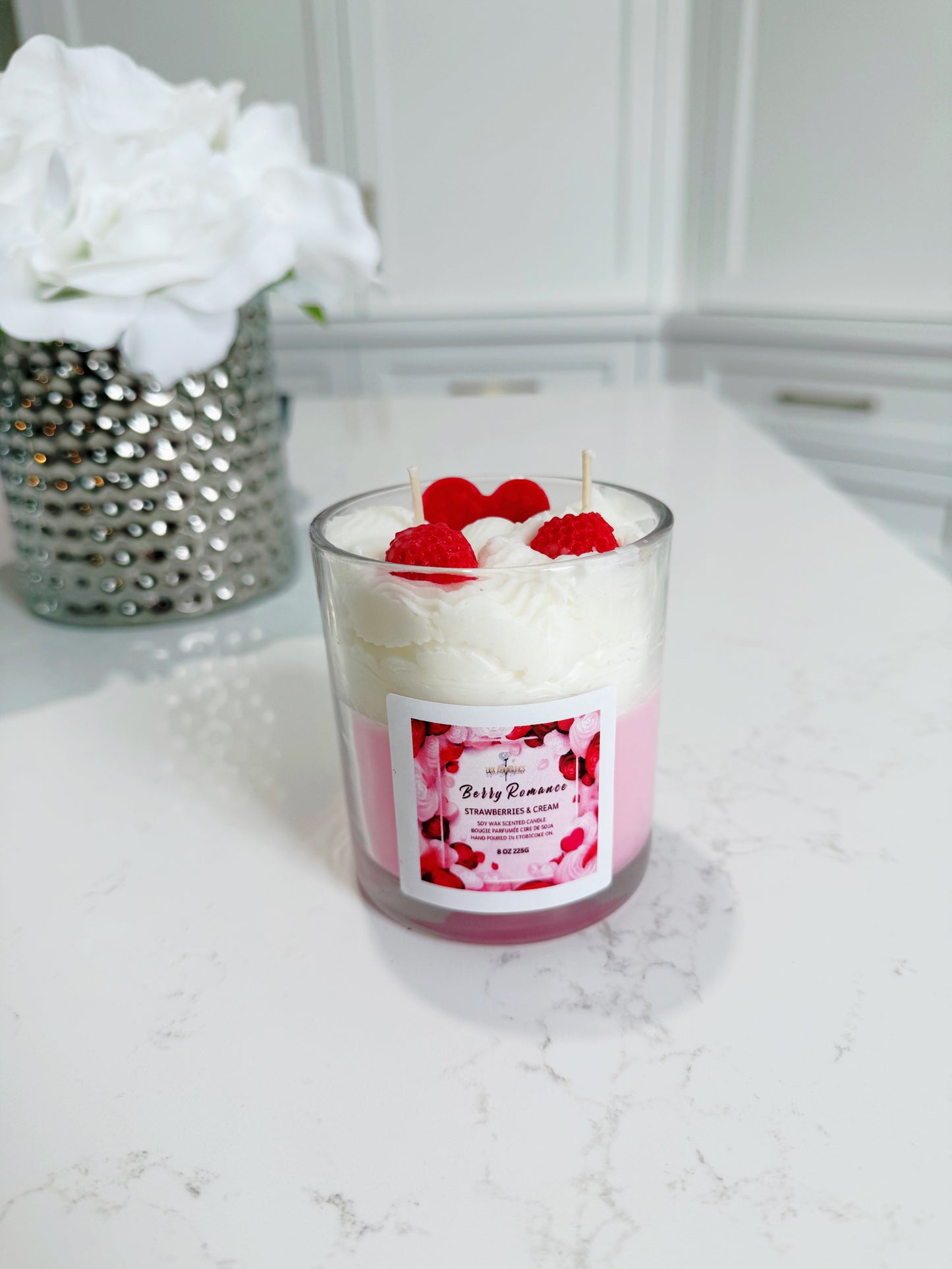 Berry Romance
A gorgeous candle, a beautiful fragrance that fills the room with the wonderful aroma of fresh strawberries and cake.
All natural soy wax, vegan, clean burning and non toxic.
Our best seller, perfect for Valentine's Day.