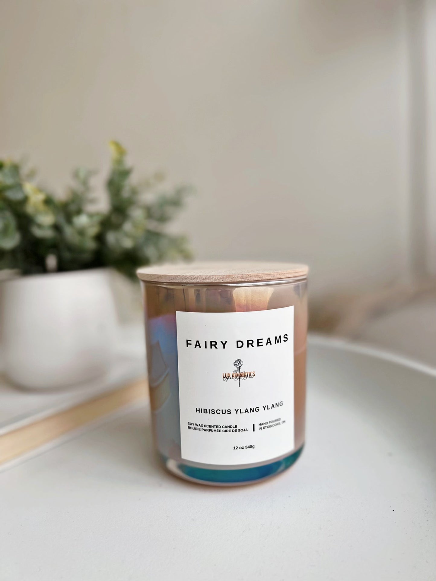 Enjoy the soothing aroma of this luxurious candle. A relaxing blend of Hibiscus, Jasmine & Ylang Ylang. Deluxe soy wax, vegan, clean burning, non toxic, phthalate free.